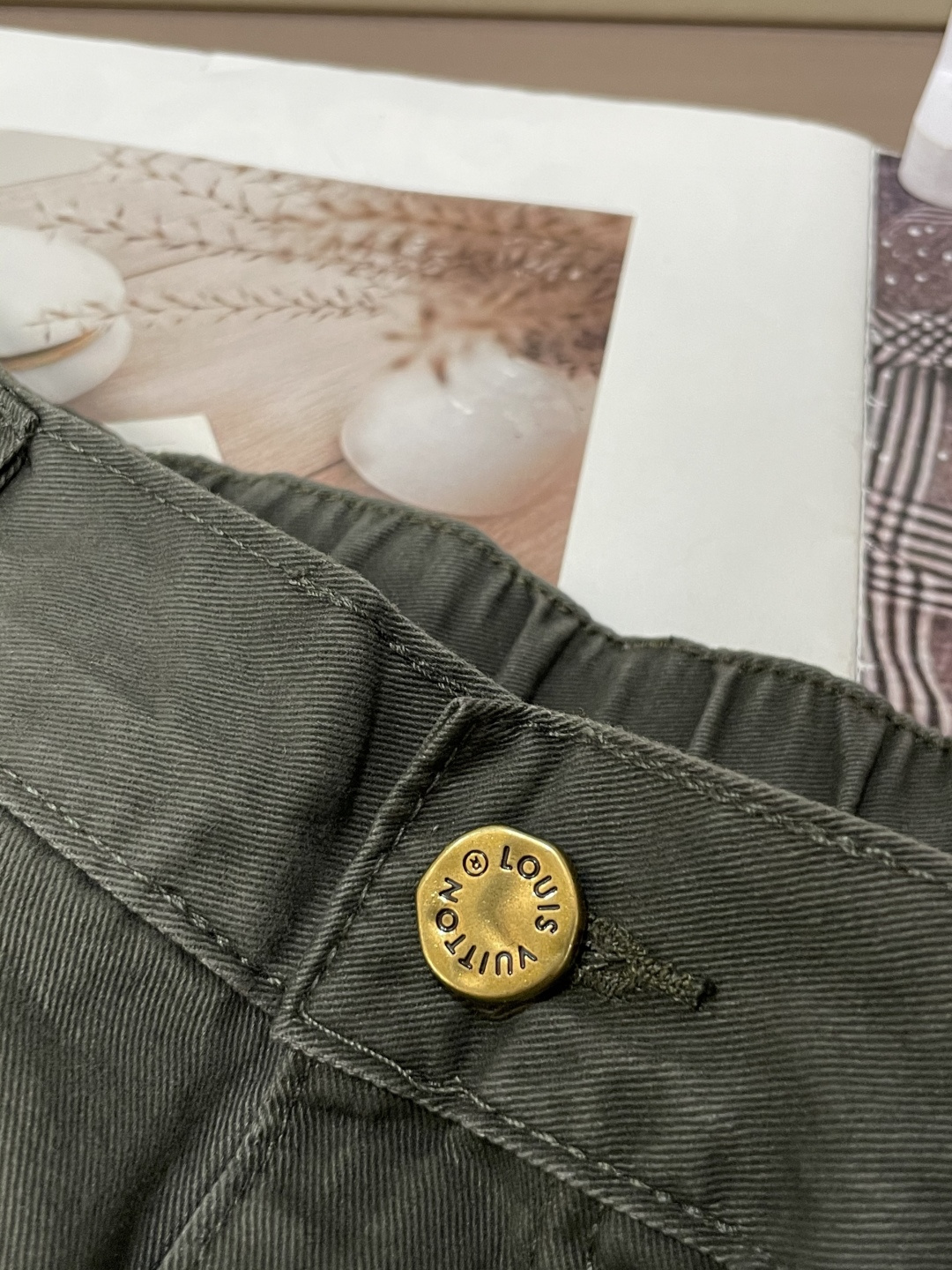 Lv 最新工装裤 潮人必备 订制面料 柔软排汗，舒适度极高。上身非常舒爽，原版辅料细节。上身运动休闲时尚