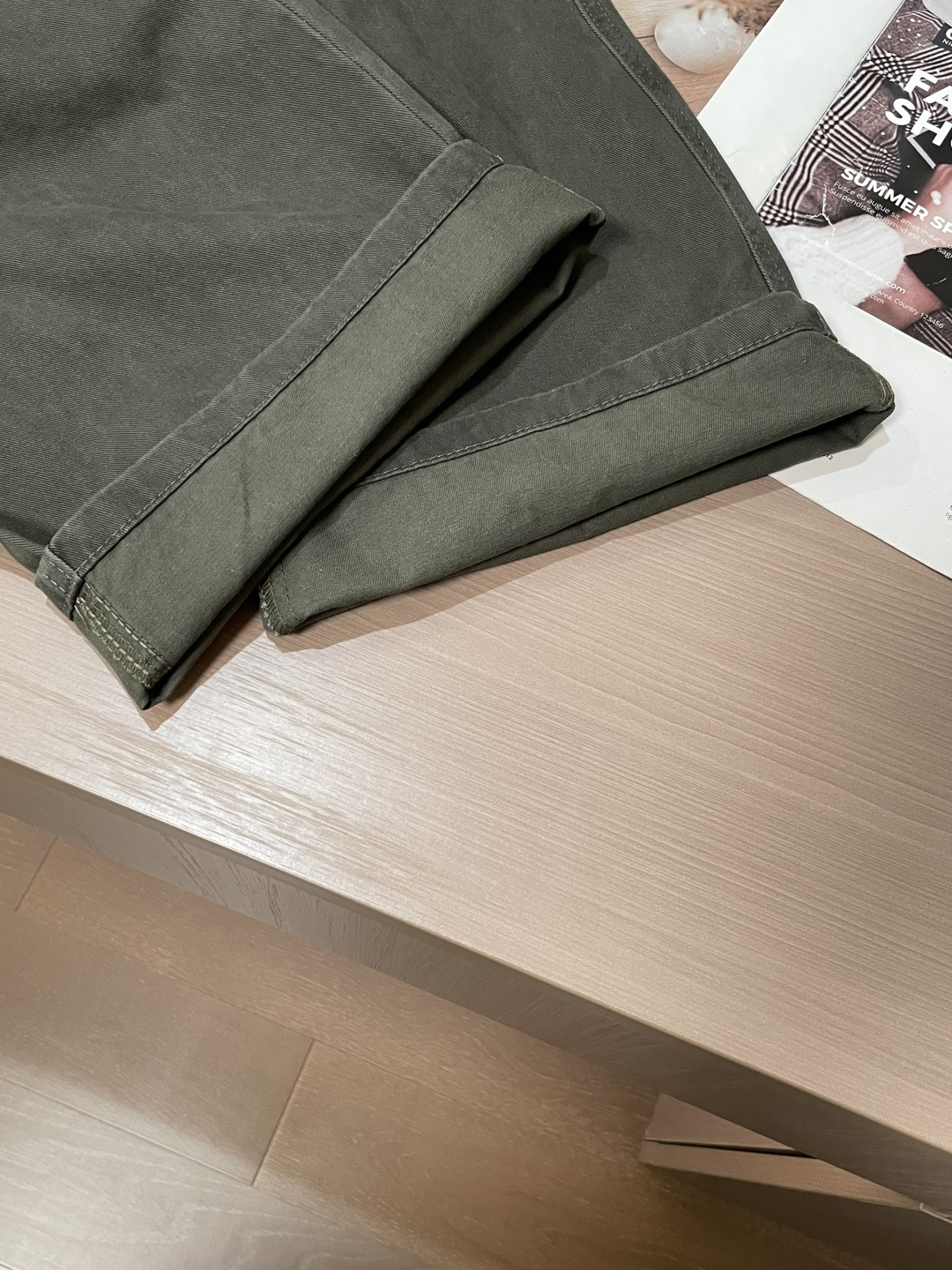 Lv 最新工装裤 潮人必备 订制面料 柔软排汗，舒适度极高。上身非常舒爽，原版辅料细节。上身运动休闲时尚