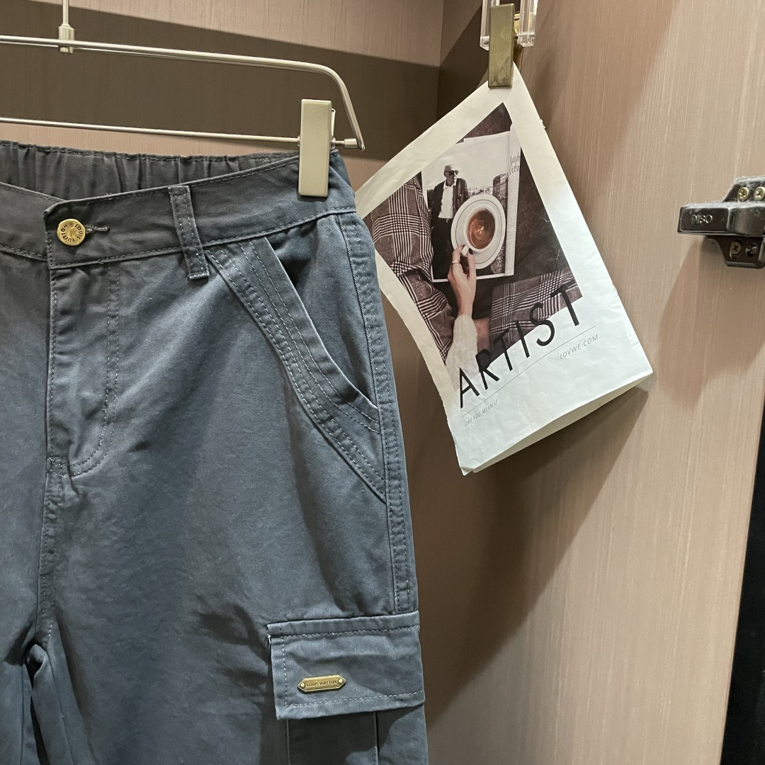 Lv 最新工装裤 潮人必备 订制面料 柔软排汗，舒适度极高。上身非常舒爽，原版辅料细节。上身运动休闲时尚