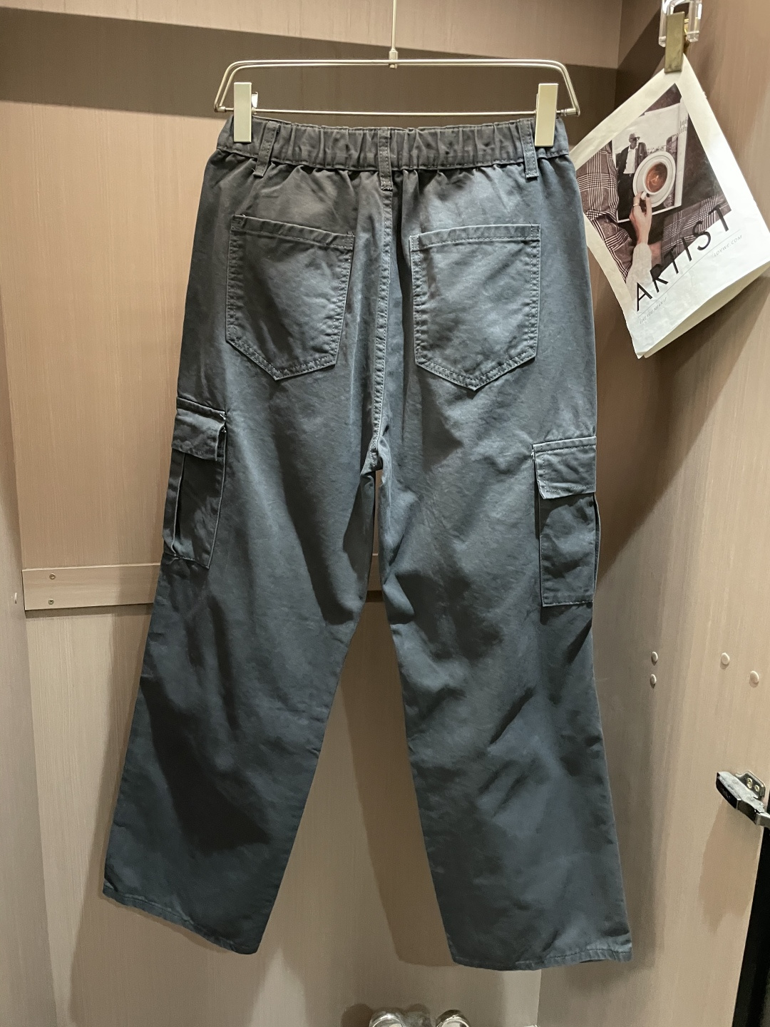 Lv 最新工装裤 潮人必备 订制面料 柔软排汗，舒适度极高。上身非常舒爽，原版辅料细节。上身运动休闲时尚