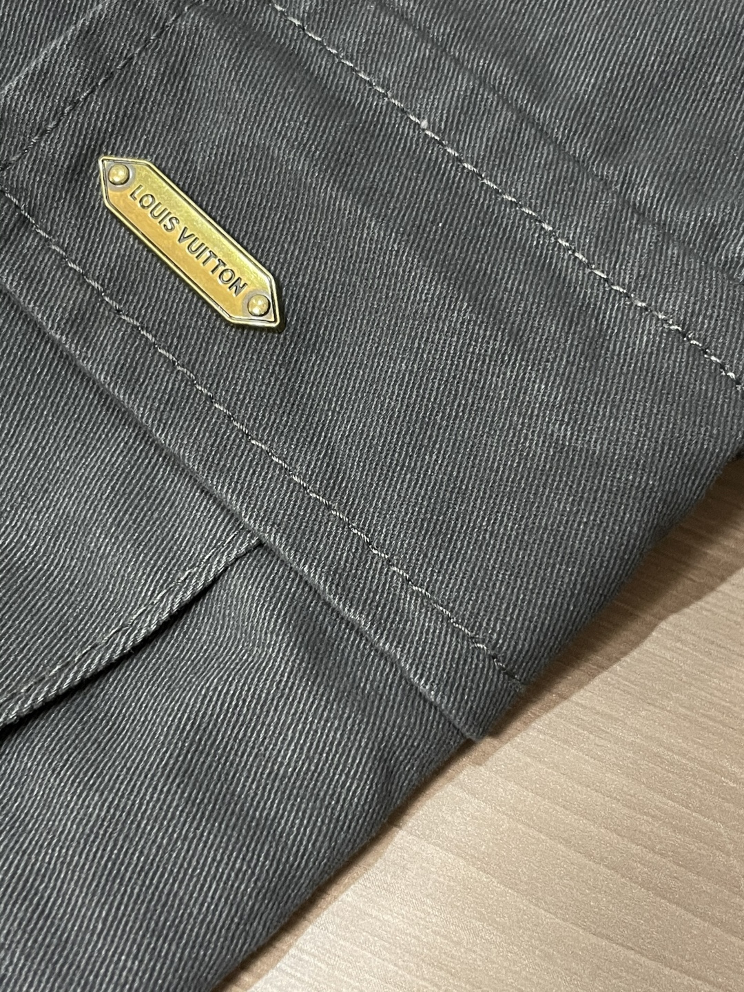 Lv 最新工装裤 潮人必备 订制面料 柔软排汗，舒适度极高。上身非常舒爽，原版辅料细节。上身运动休闲时尚