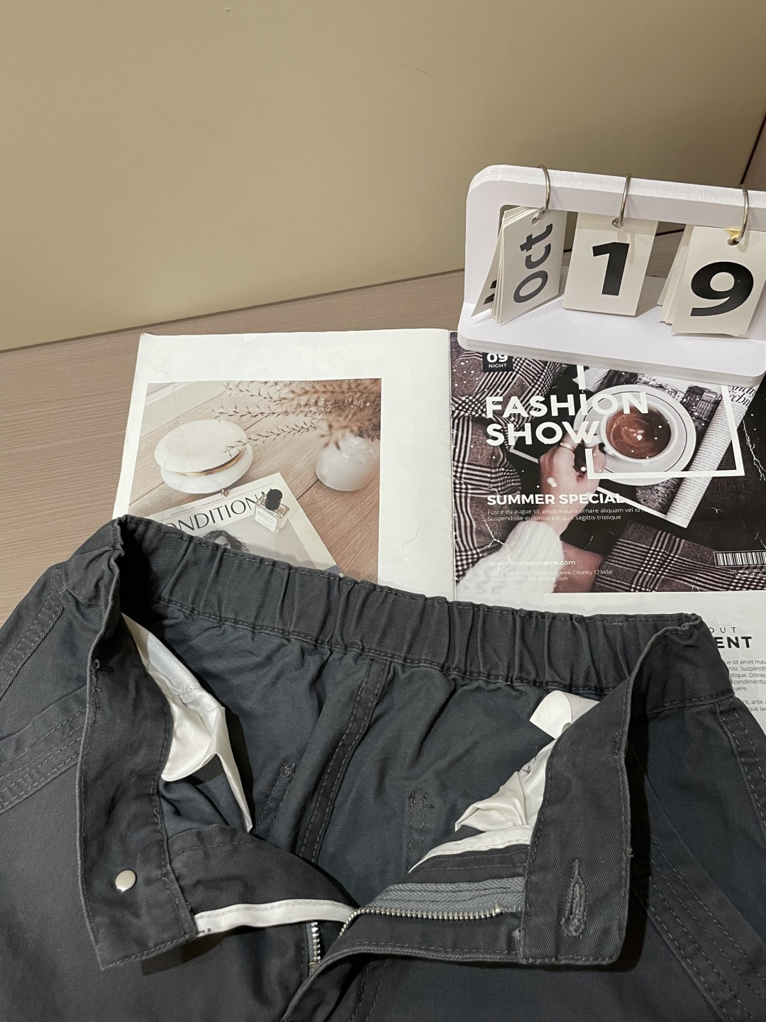 Lv 最新工装裤 潮人必备 订制面料 柔软排汗，舒适度极高。上身非常舒爽，原版辅料细节。上身运动休闲时尚