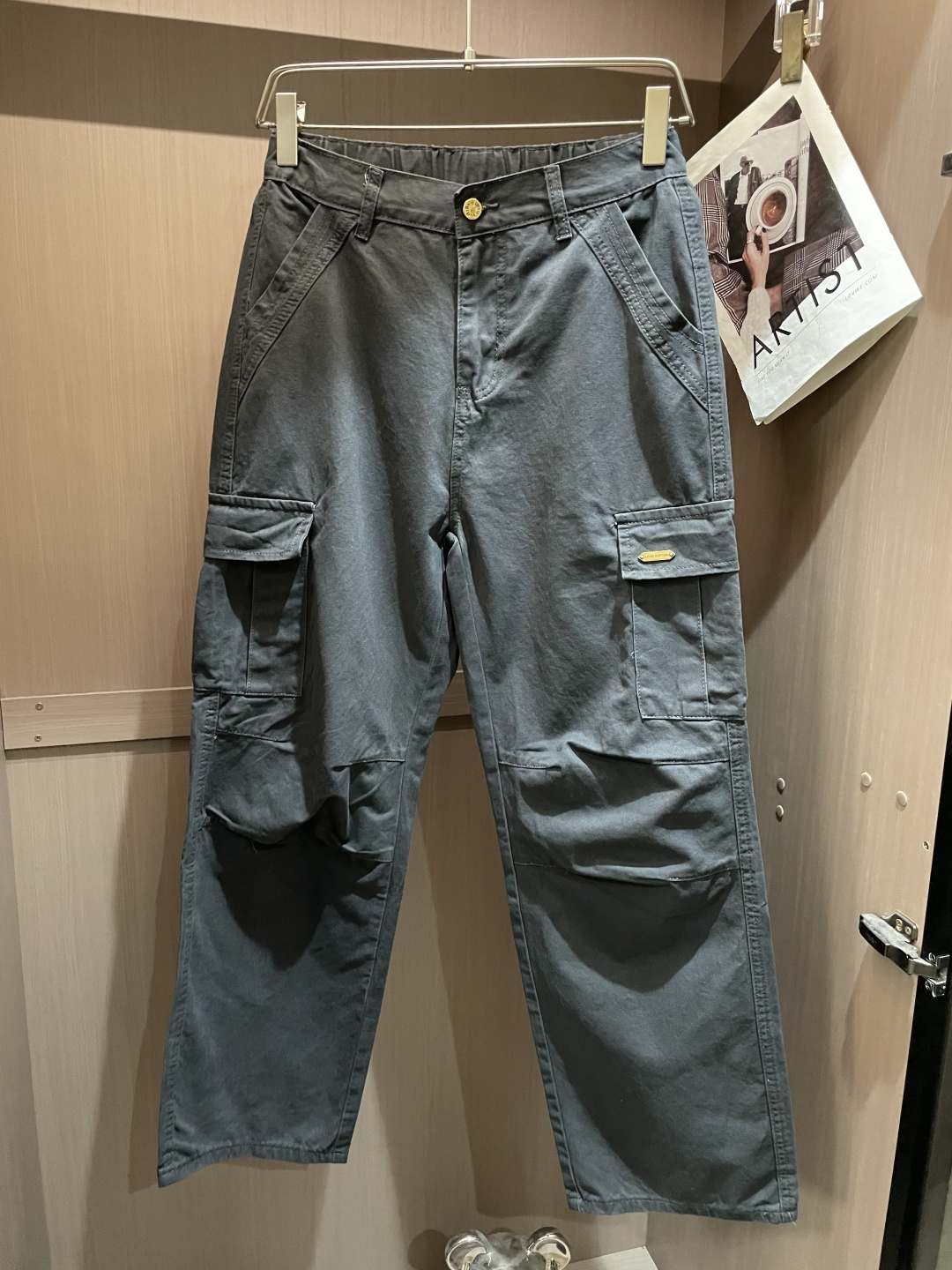 Lv 最新工装裤 潮人必备 订制面料 柔软排汗，舒适度极高。上身非常舒爽，原版辅料细节。上身运动休闲时尚