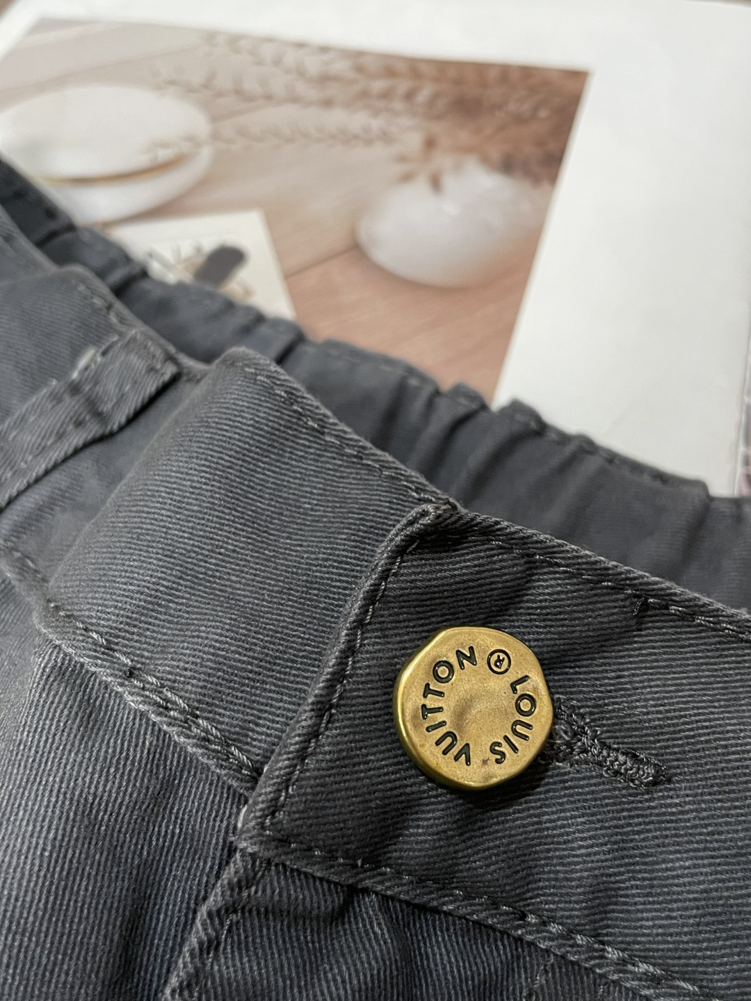 Lv 最新工装裤 潮人必备 订制面料 柔软排汗，舒适度极高。上身非常舒爽，原版辅料细节。上身运动休闲时尚