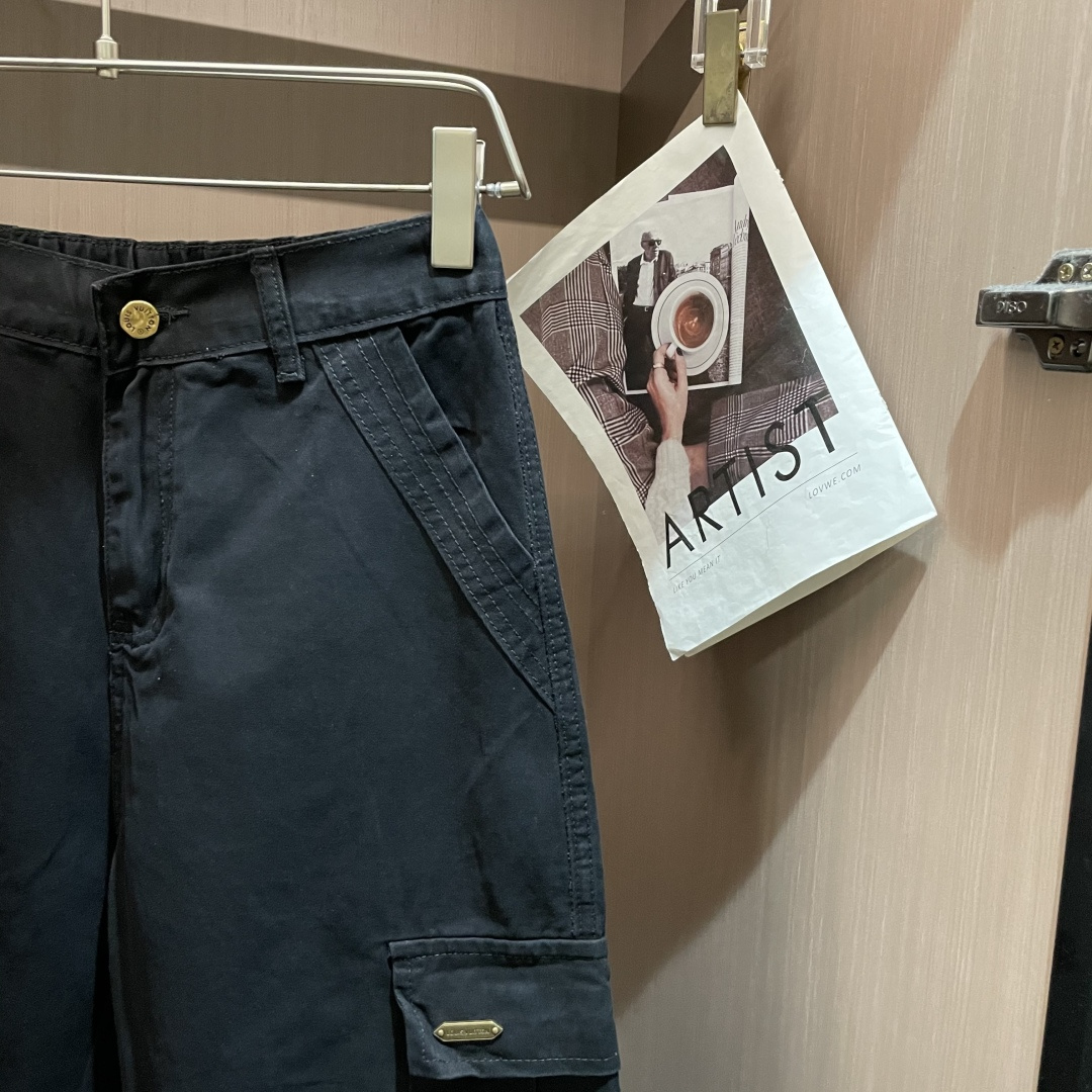 Lv 最新工装裤 潮人必备 订制面料 柔软排汗，舒适度极高。上身非常舒爽，原版辅料细节。上身运动休闲时尚