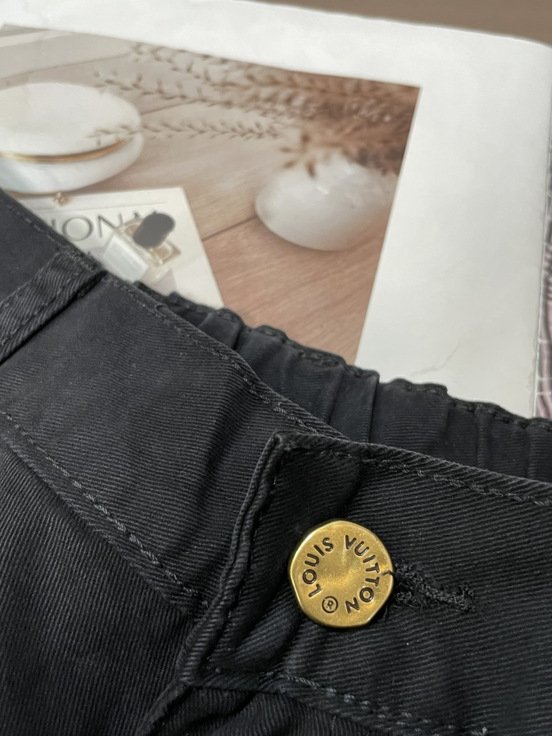 Lv 最新工装裤 潮人必备 订制面料 柔软排汗，舒适度极高。上身非常舒爽，原版辅料细节。上身运动休闲时尚