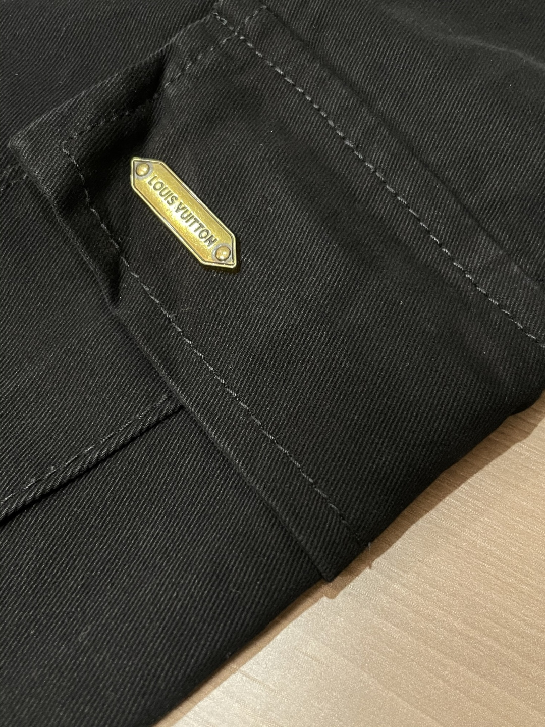 Lv 最新工装裤 潮人必备 订制面料 柔软排汗，舒适度极高。上身非常舒爽，原版辅料细节。上身运动休闲时尚