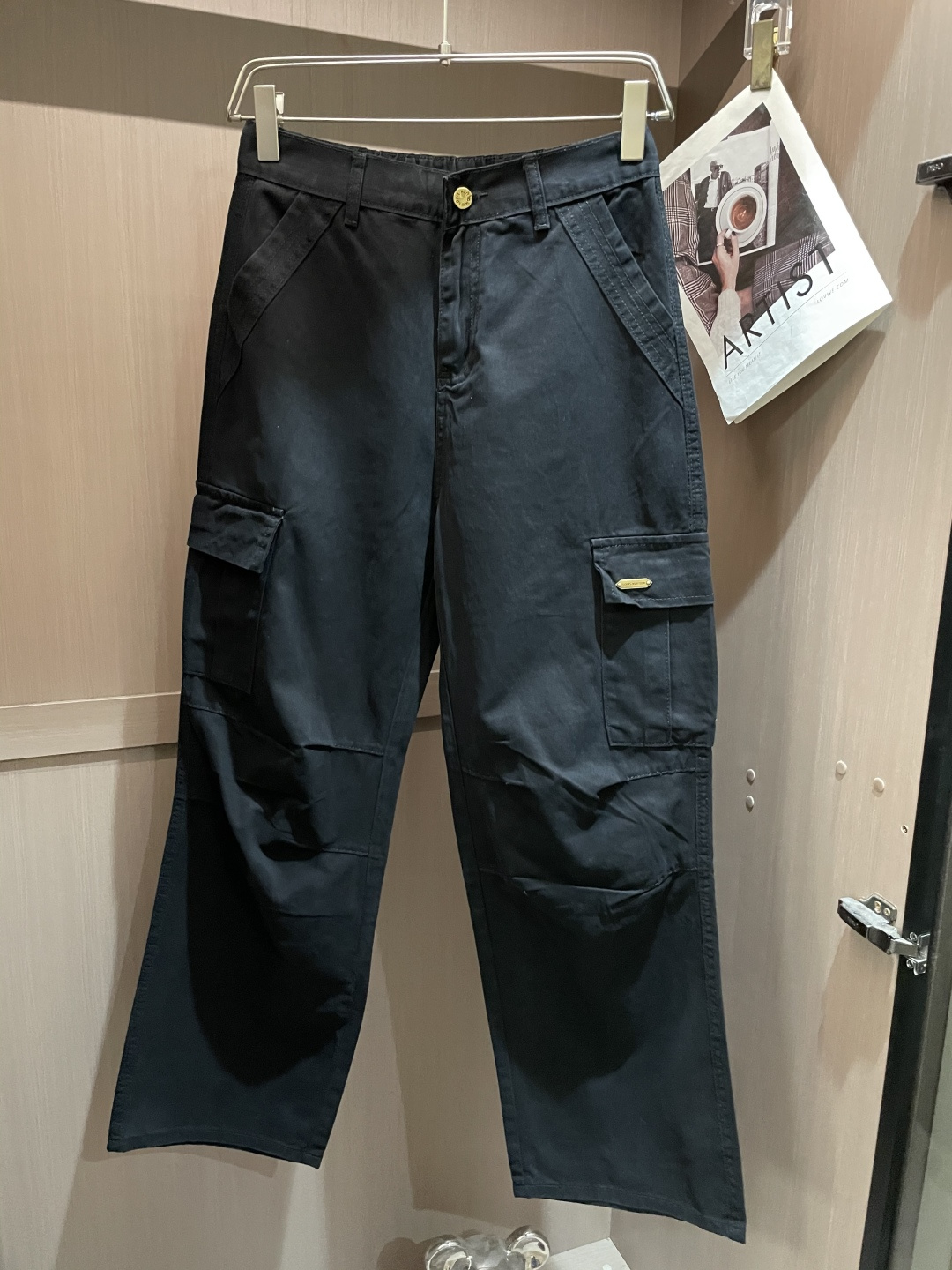 Lv 最新工装裤 潮人必备 订制面料 柔软排汗，舒适度极高。上身非常舒爽，原版辅料细节。上身运动休闲时尚