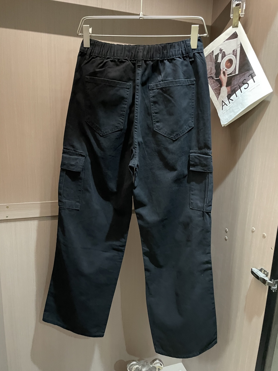 Lv 最新工装裤 潮人必备 订制面料 柔软排汗，舒适度极高。上身非常舒爽，原版辅料细节。上身运动休闲时尚