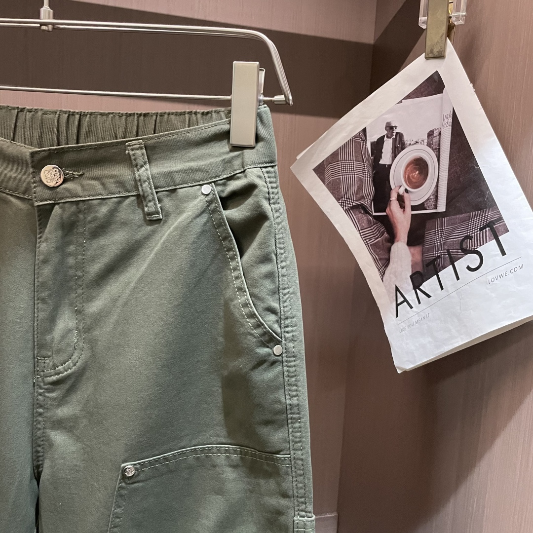 Loewe 最新工装裤 潮人必备 订制面料 柔软排汗，舒适度极高。上身非常舒爽，原版辅料细节。上身运动休