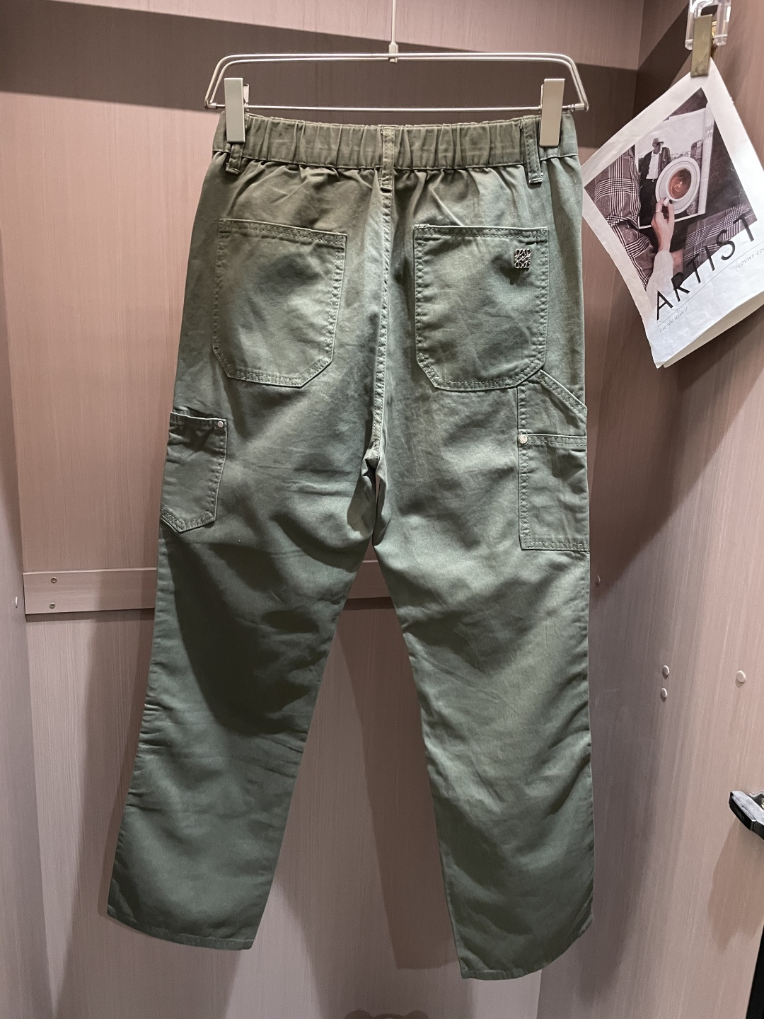 Loewe 最新工装裤 潮人必备 订制面料 柔软排汗，舒适度极高。上身非常舒爽，原版辅料细节。上身运动休