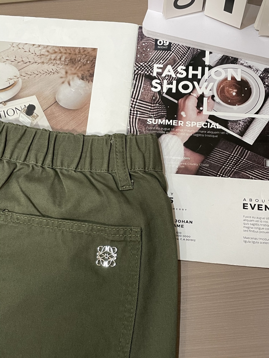 Loewe 最新工装裤 潮人必备 订制面料 柔软排汗，舒适度极高。上身非常舒爽，原版辅料细节。上身运动休