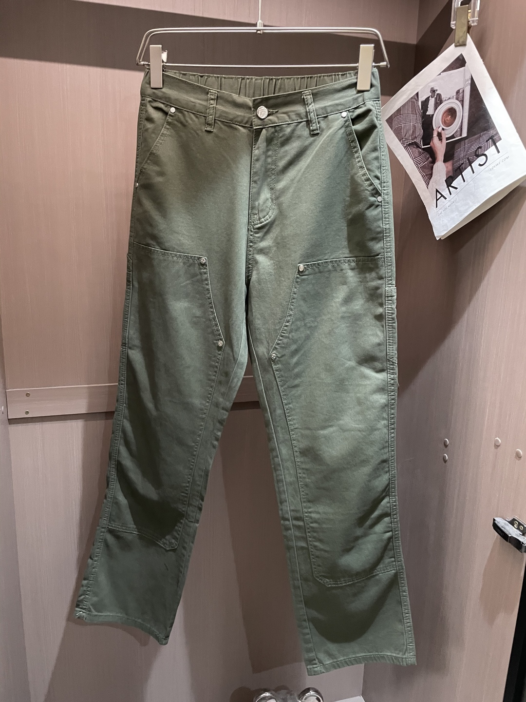 Loewe 最新工装裤 潮人必备 订制面料 柔软排汗，舒适度极高。上身非常舒爽，原版辅料细节。上身运动休