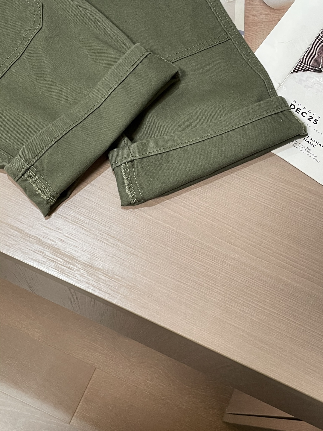 Loewe 最新工装裤 潮人必备 订制面料 柔软排汗，舒适度极高。上身非常舒爽，原版辅料细节。上身运动休