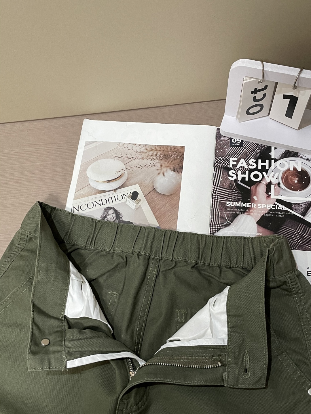 Loewe 最新工装裤 潮人必备 订制面料 柔软排汗，舒适度极高。上身非常舒爽，原版辅料细节。上身运动休