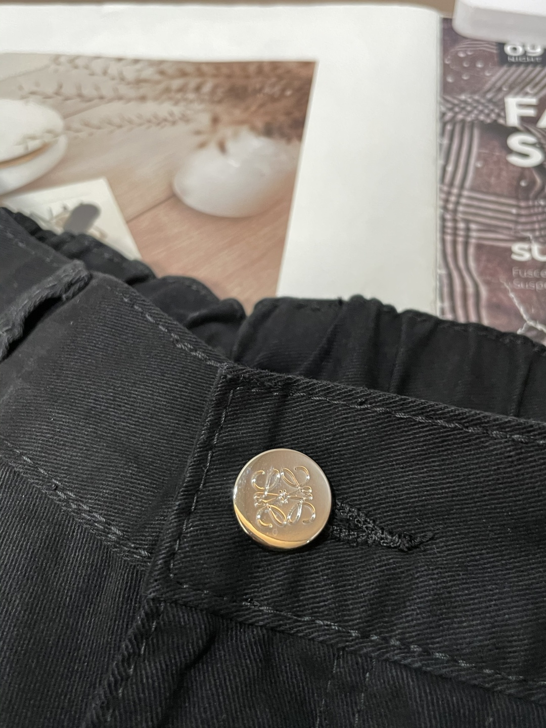 Loewe 最新工装裤 潮人必备 订制面料 柔软排汗，舒适度极高。上身非常舒爽，原版辅料细节。上身运动休