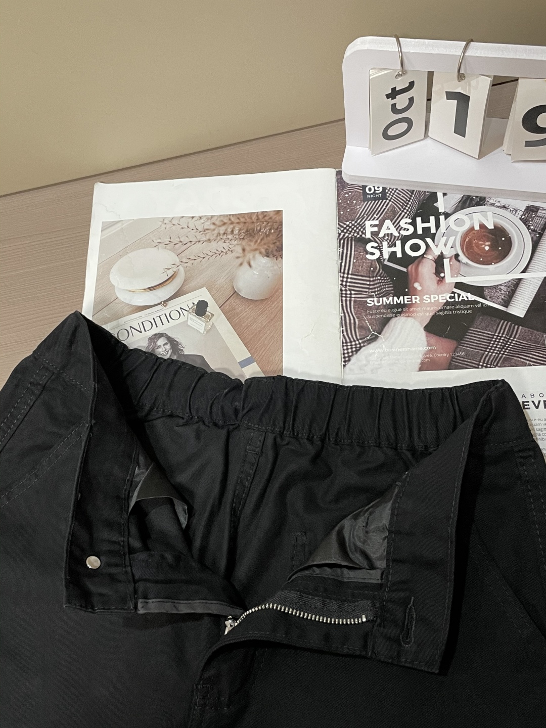 Loewe 最新工装裤 潮人必备 订制面料 柔软排汗，舒适度极高。上身非常舒爽，原版辅料细节。上身运动休