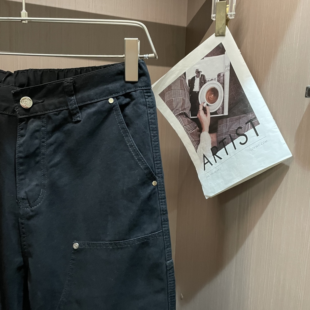 Loewe 最新工装裤 潮人必备 订制面料 柔软排汗，舒适度极高。上身非常舒爽，原版辅料细节。上身运动休