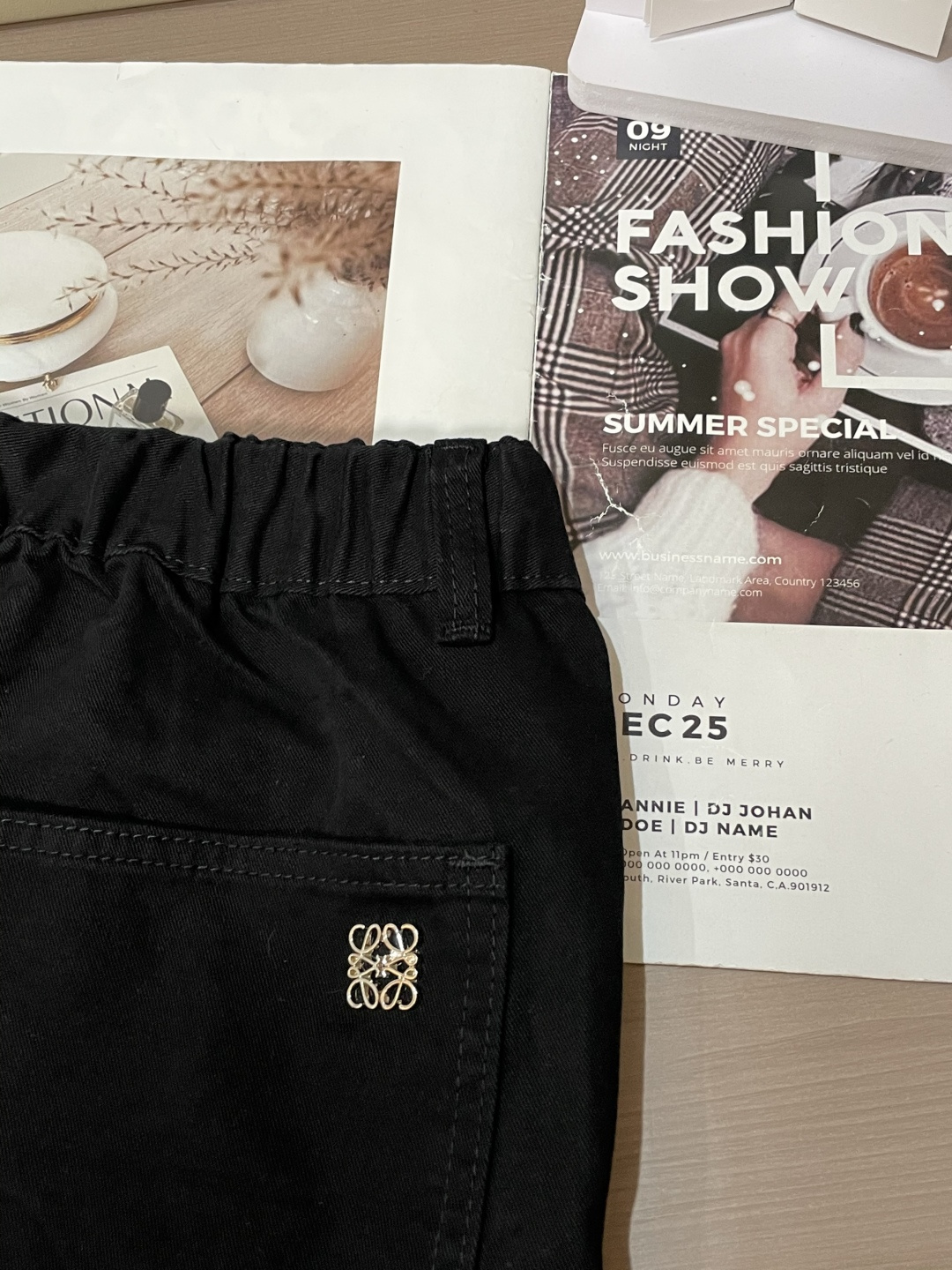 Loewe 最新工装裤 潮人必备 订制面料 柔软排汗，舒适度极高。上身非常舒爽，原版辅料细节。上身运动休