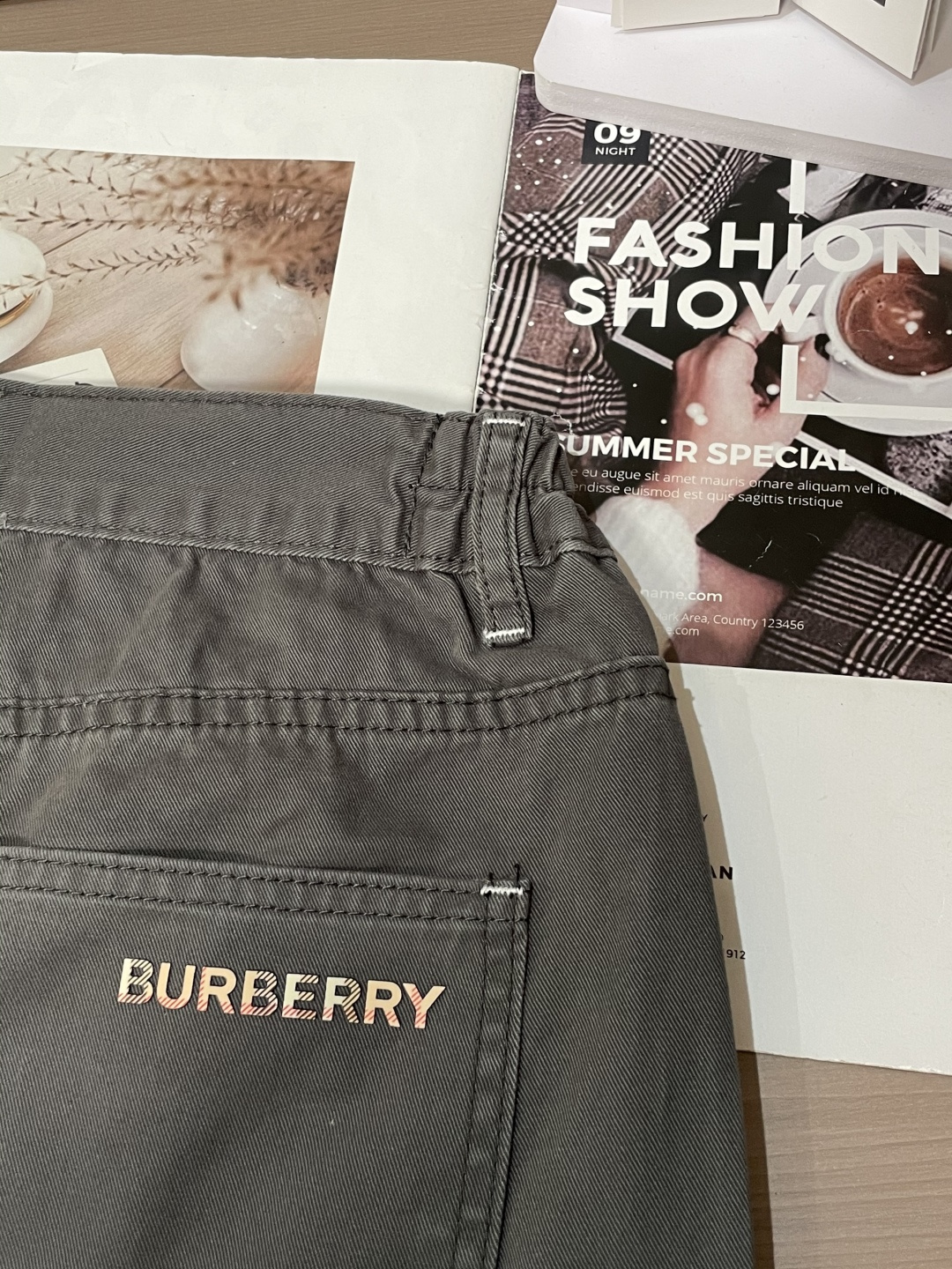 BUR 最新工装裤 潮人必备 订制面料 柔软排汗，舒适度极高。上身非常舒爽，原版辅料细节。上身运动休闲时