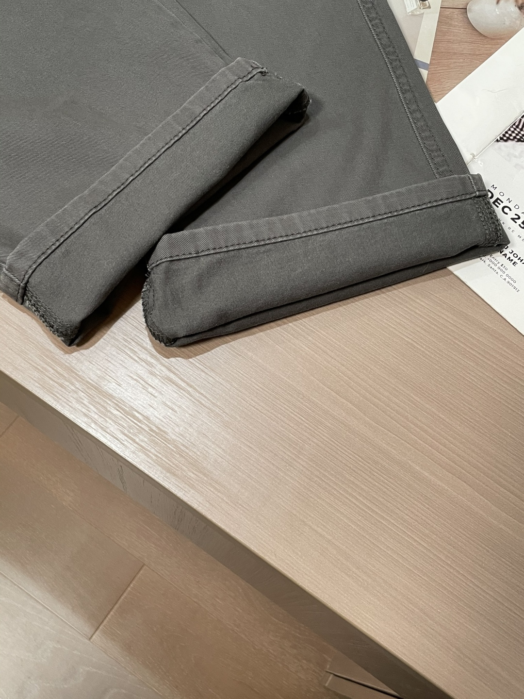 BUR 最新工装裤 潮人必备 订制面料 柔软排汗，舒适度极高。上身非常舒爽，原版辅料细节。上身运动休闲时