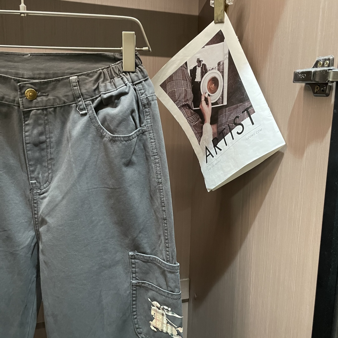 BUR 最新工装裤 潮人必备 订制面料 柔软排汗，舒适度极高。上身非常舒爽，原版辅料细节。上身运动休闲时