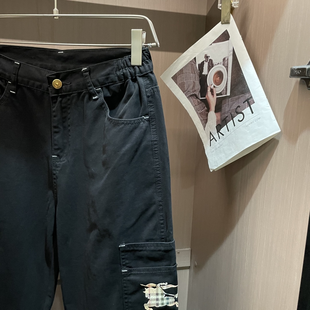 BUR 最新工装裤 潮人必备 订制面料 柔软排汗，舒适度极高。上身非常舒爽，原版辅料细节。上身运动休闲时