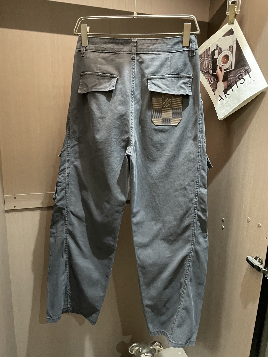 Lv 最新工装裤 潮人必备 订制面料 柔软排汗，舒适度极高。上身非常舒爽，原版辅料细节。上身运动休闲时尚