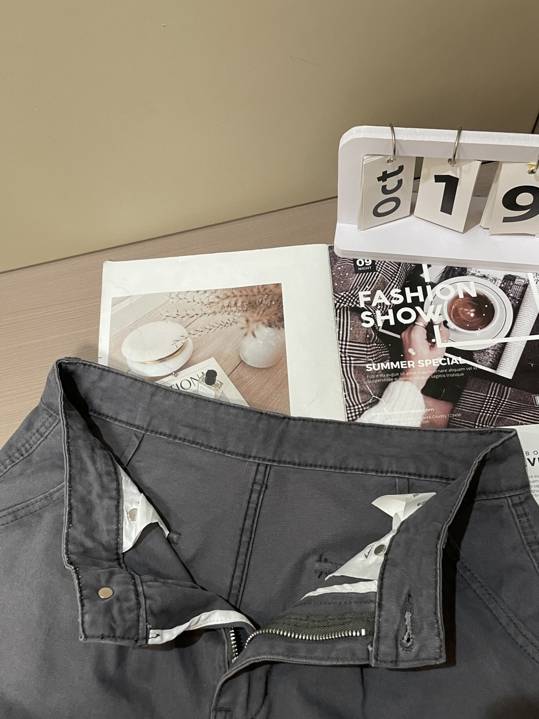 Lv 最新工装裤 潮人必备 订制面料 柔软排汗，舒适度极高。上身非常舒爽，原版辅料细节。上身运动休闲时尚