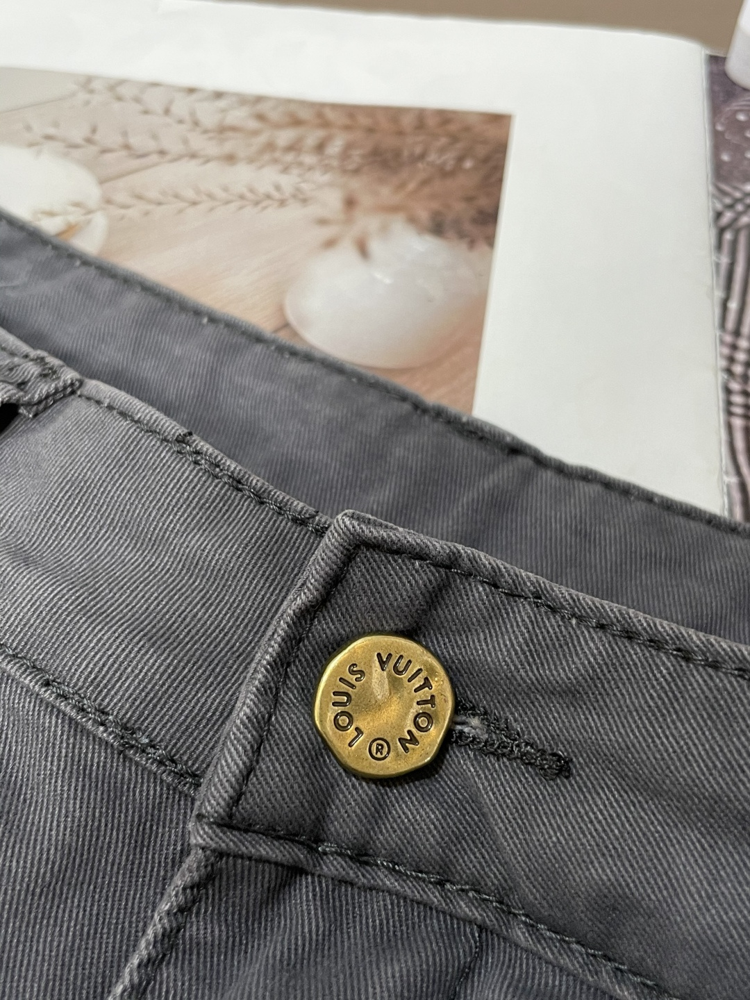 Lv 最新工装裤 潮人必备 订制面料 柔软排汗，舒适度极高。上身非常舒爽，原版辅料细节。上身运动休闲时尚