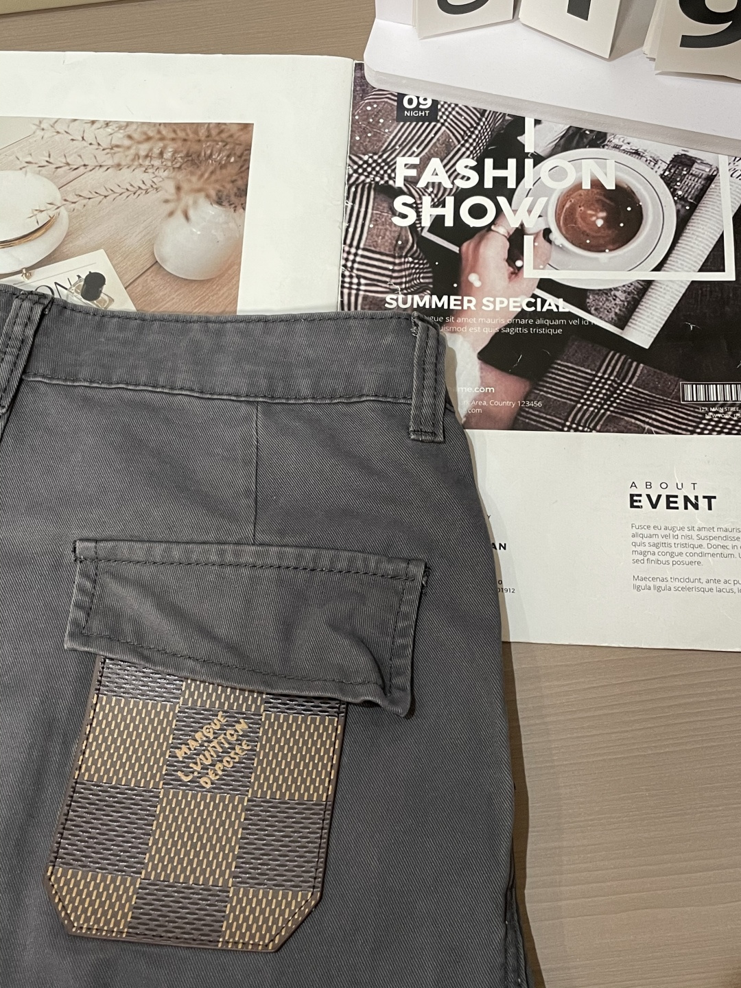 Lv 最新工装裤 潮人必备 订制面料 柔软排汗，舒适度极高。上身非常舒爽，原版辅料细节。上身运动休闲时尚