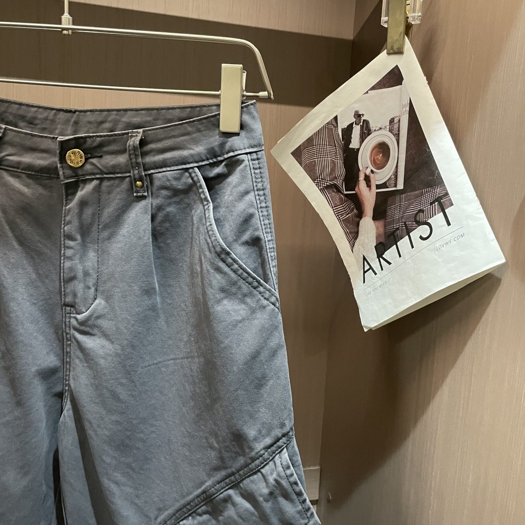 Lv 最新工装裤 潮人必备 订制面料 柔软排汗，舒适度极高。上身非常舒爽，原版辅料细节。上身运动休闲时尚