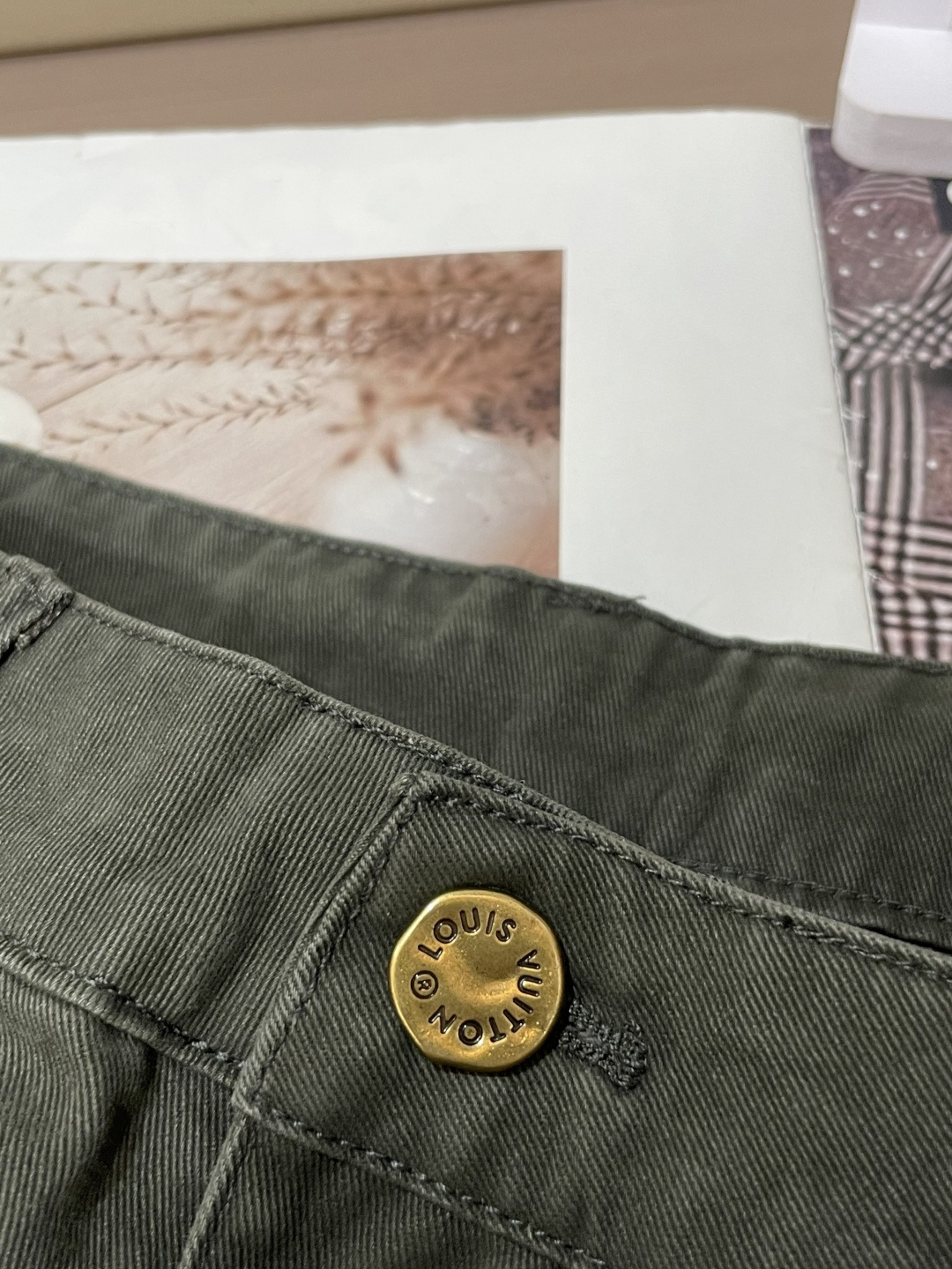 Lv 最新工装裤 潮人必备 订制面料 柔软排汗，舒适度极高。上身非常舒爽，原版辅料细节。上身运动休闲时尚