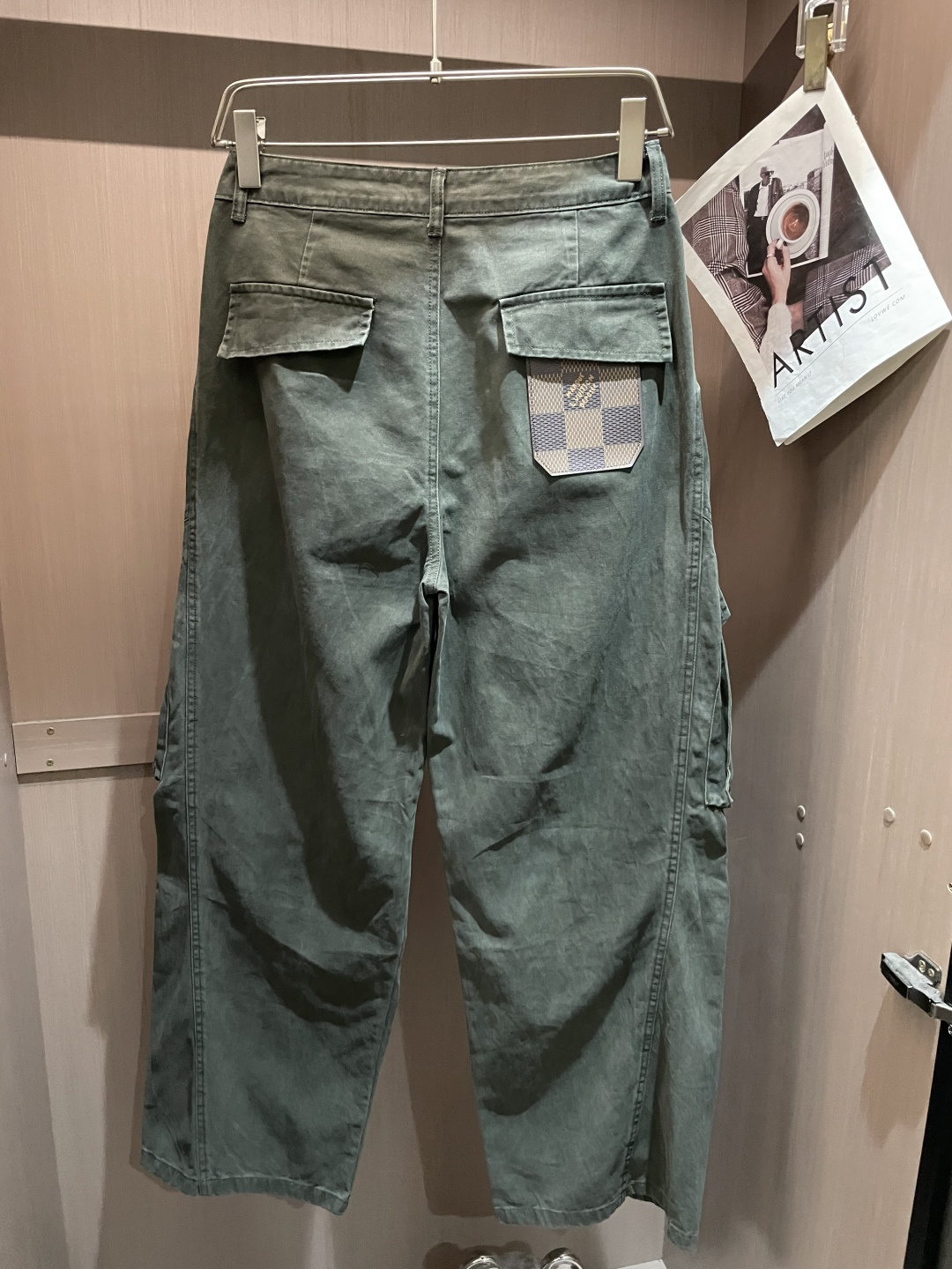 Lv 最新工装裤 潮人必备 订制面料 柔软排汗，舒适度极高。上身非常舒爽，原版辅料细节。上身运动休闲时尚