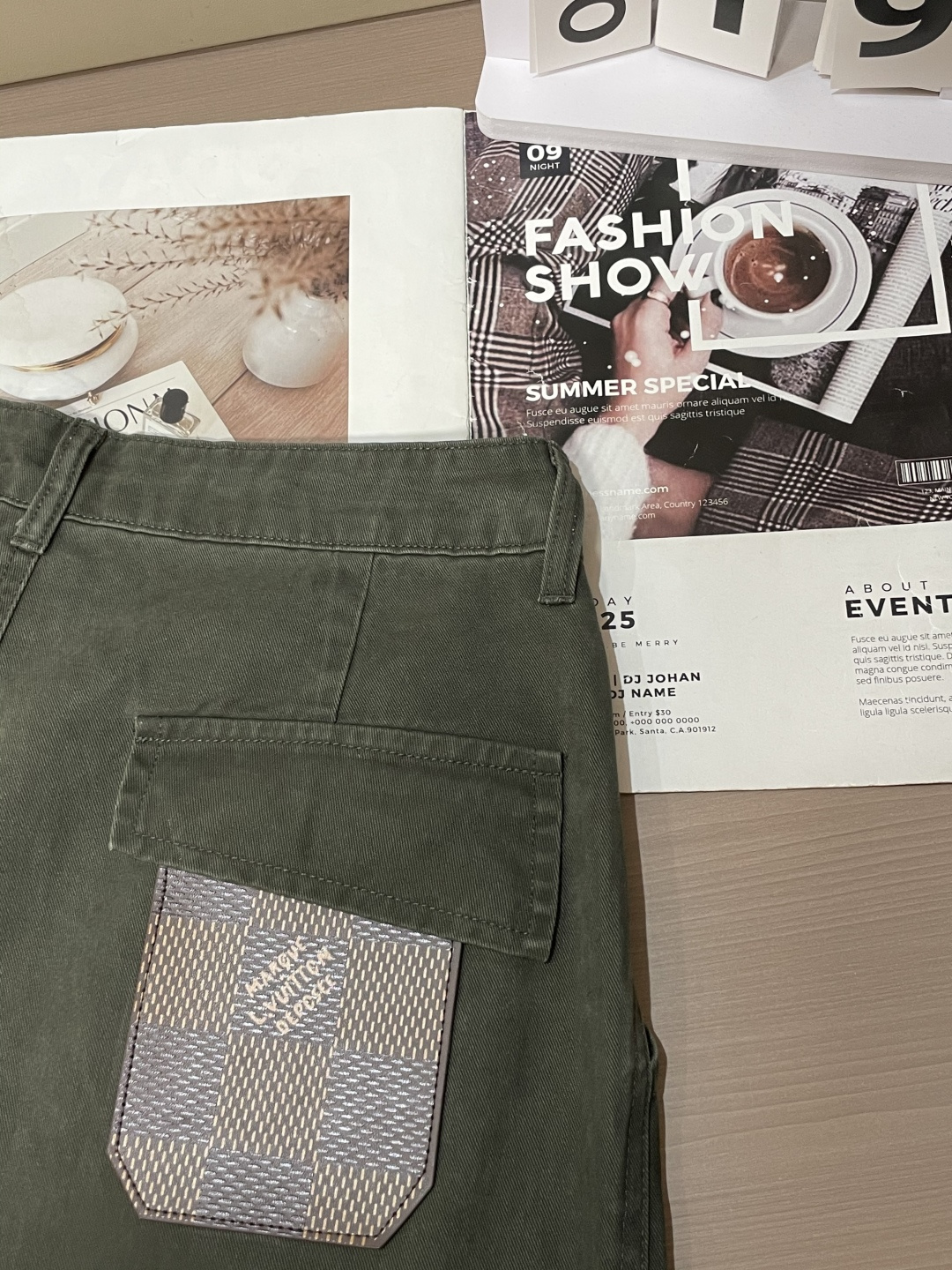 Lv 最新工装裤 潮人必备 订制面料 柔软排汗，舒适度极高。上身非常舒爽，原版辅料细节。上身运动休闲时尚