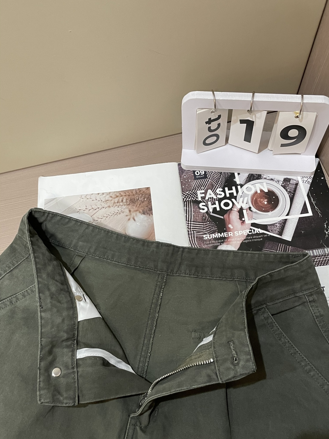 Lv 最新工装裤 潮人必备 订制面料 柔软排汗，舒适度极高。上身非常舒爽，原版辅料细节。上身运动休闲时尚