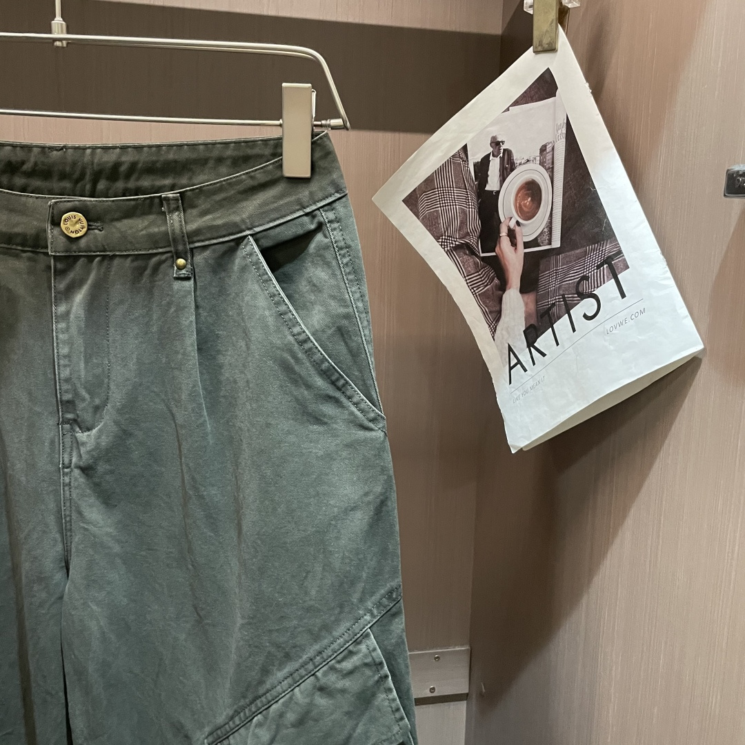 Lv 最新工装裤 潮人必备 订制面料 柔软排汗，舒适度极高。上身非常舒爽，原版辅料细节。上身运动休闲时尚