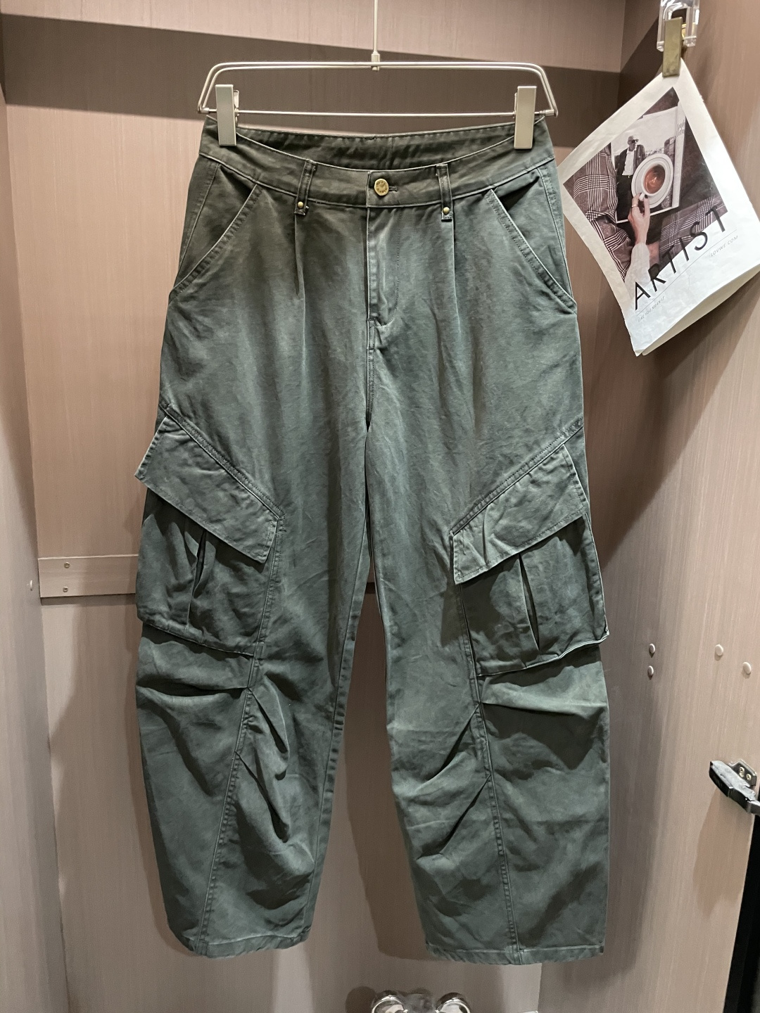 Lv 最新工装裤 潮人必备 订制面料 柔软排汗，舒适度极高。上身非常舒爽，原版辅料细节。上身运动休闲时尚