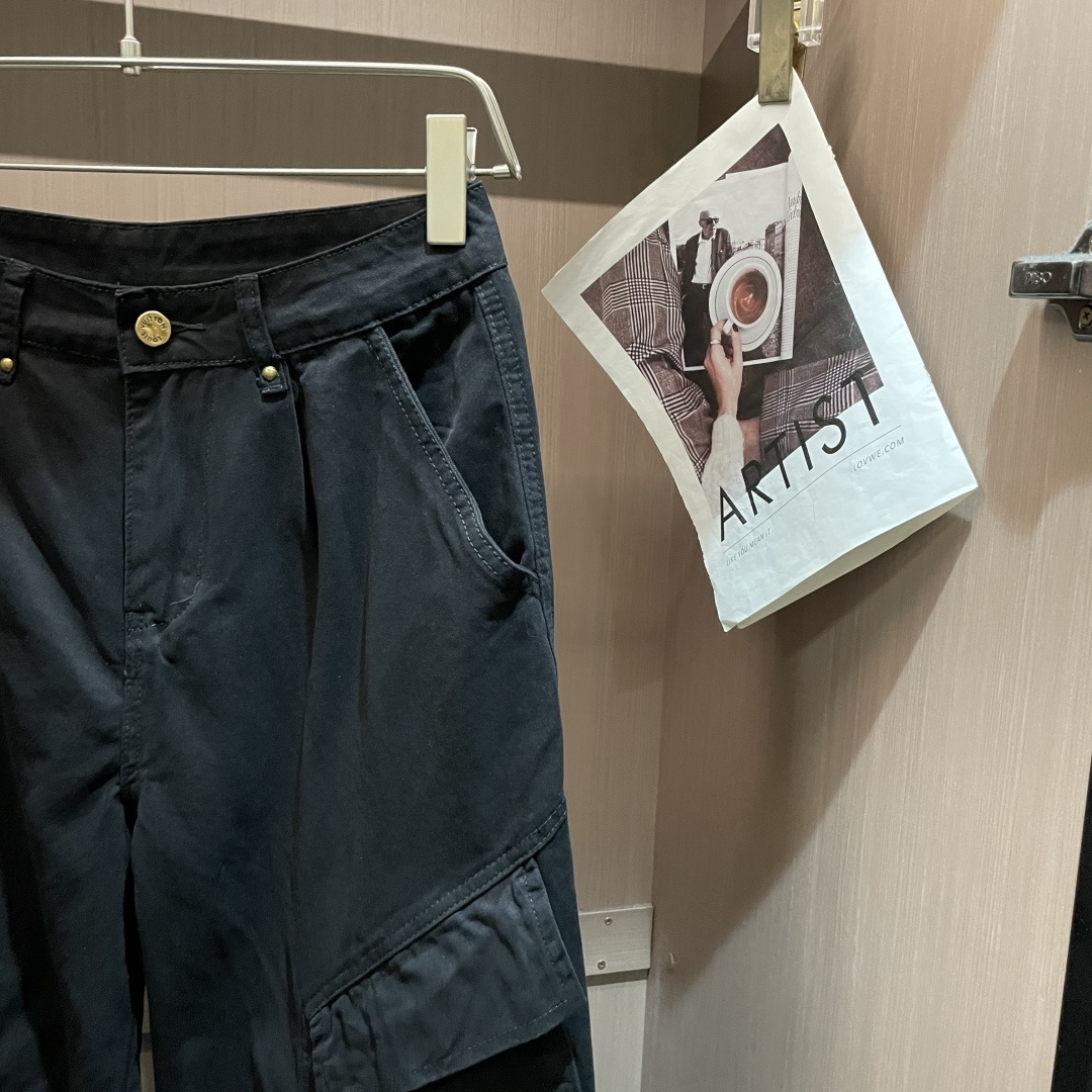 Lv 最新工装裤 潮人必备 订制面料 柔软排汗，舒适度极高。上身非常舒爽，原版辅料细节。上身运动休闲时尚