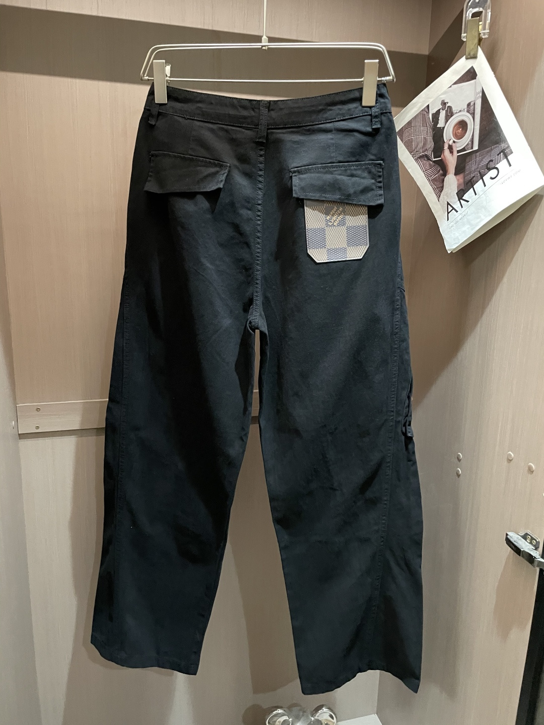 Lv 最新工装裤 潮人必备 订制面料 柔软排汗，舒适度极高。上身非常舒爽，原版辅料细节。上身运动休闲时尚