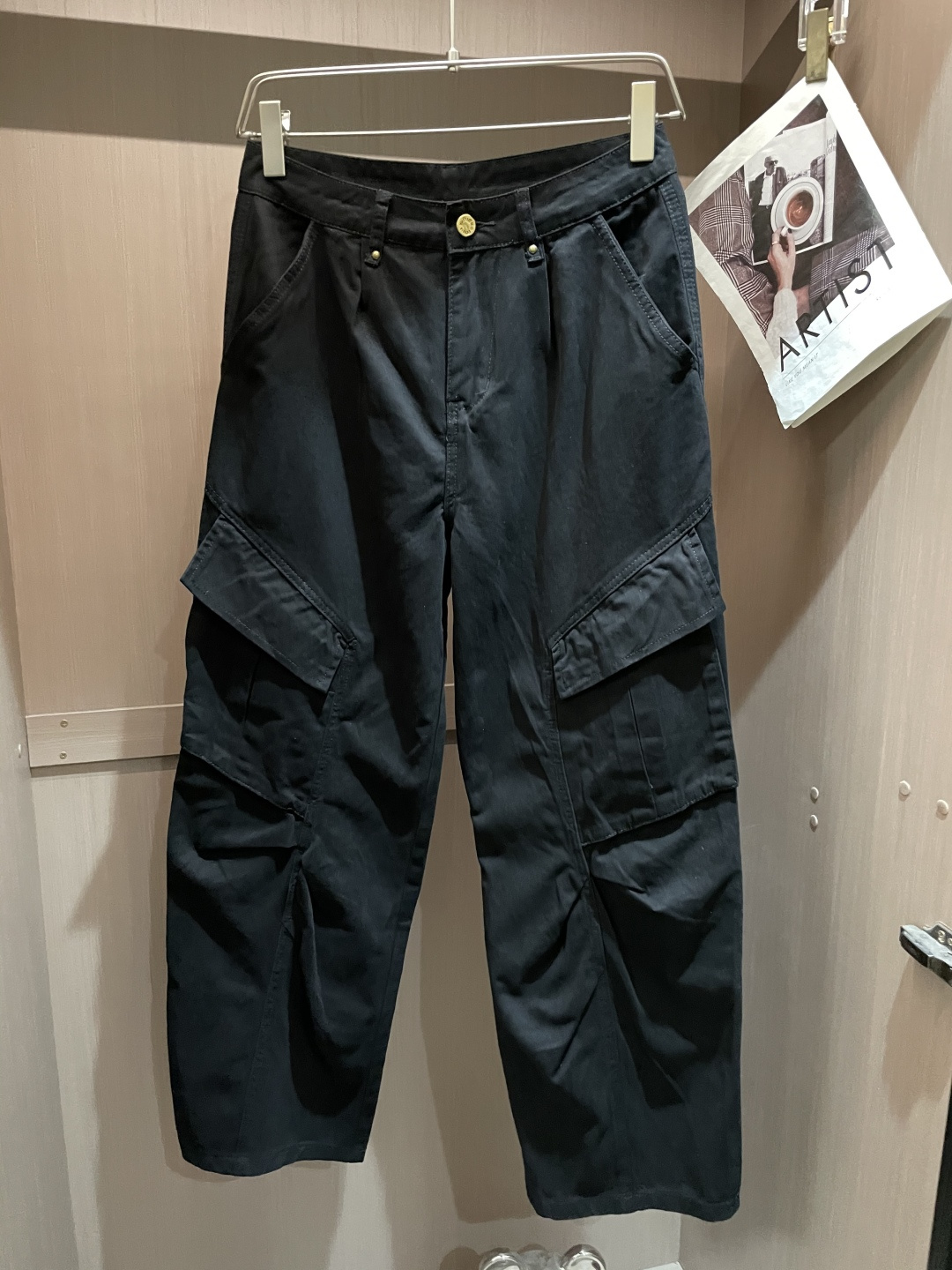 Lv 最新工装裤 潮人必备 订制面料 柔软排汗，舒适度极高。上身非常舒爽，原版辅料细节。上身运动休闲时尚