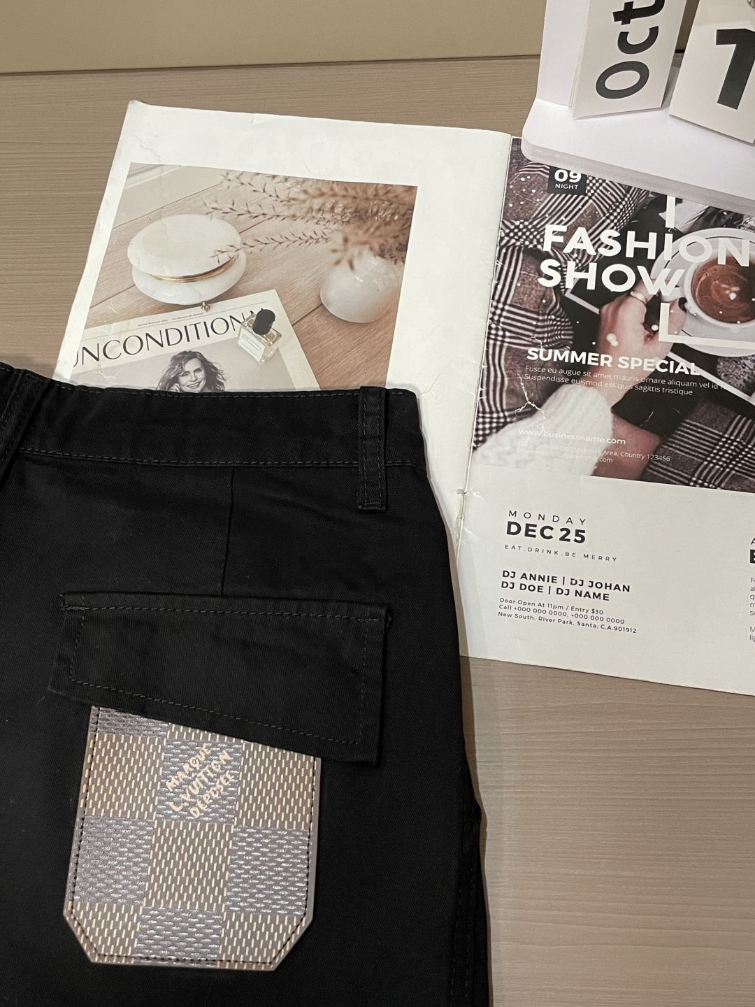 Lv 最新工装裤 潮人必备 订制面料 柔软排汗，舒适度极高。上身非常舒爽，原版辅料细节。上身运动休闲时尚