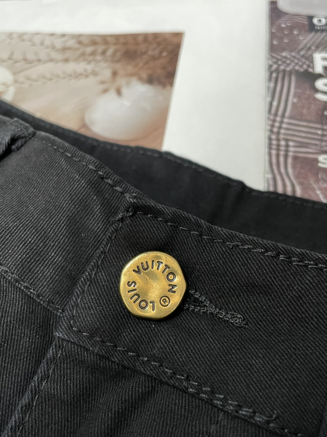 Lv 最新工装裤 潮人必备 订制面料 柔软排汗，舒适度极高。上身非常舒爽，原版辅料细节。上身运动休闲时尚