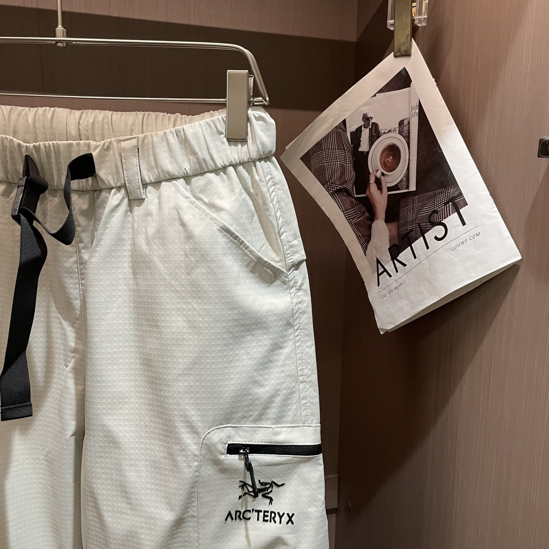 始祖鸟 最新工装裤 潮人必备 订制面料 柔软排汗，舒适度极高。上身非常舒爽，原版辅料细节。上身运动休闲时