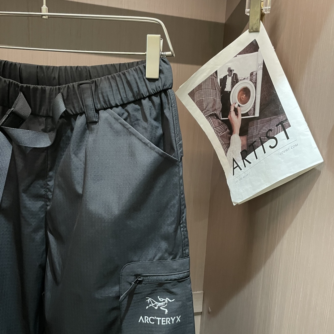 始祖鸟 最新工装裤 潮人必备 订制面料 柔软排汗，舒适度极高。上身非常舒爽，原版辅料细节。上身运动休闲时