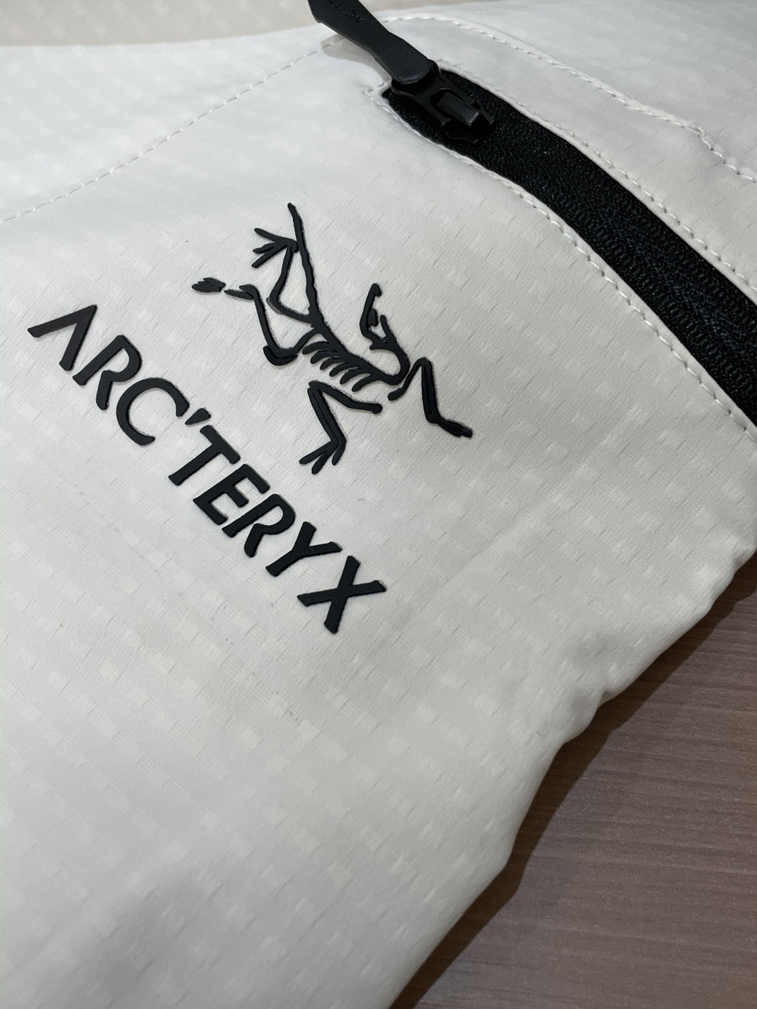 始祖鸟 最新工装裤 潮人必备 订制面料 柔软排汗，舒适度极高。上身非常舒爽，原版辅料细节。上身运动休闲时