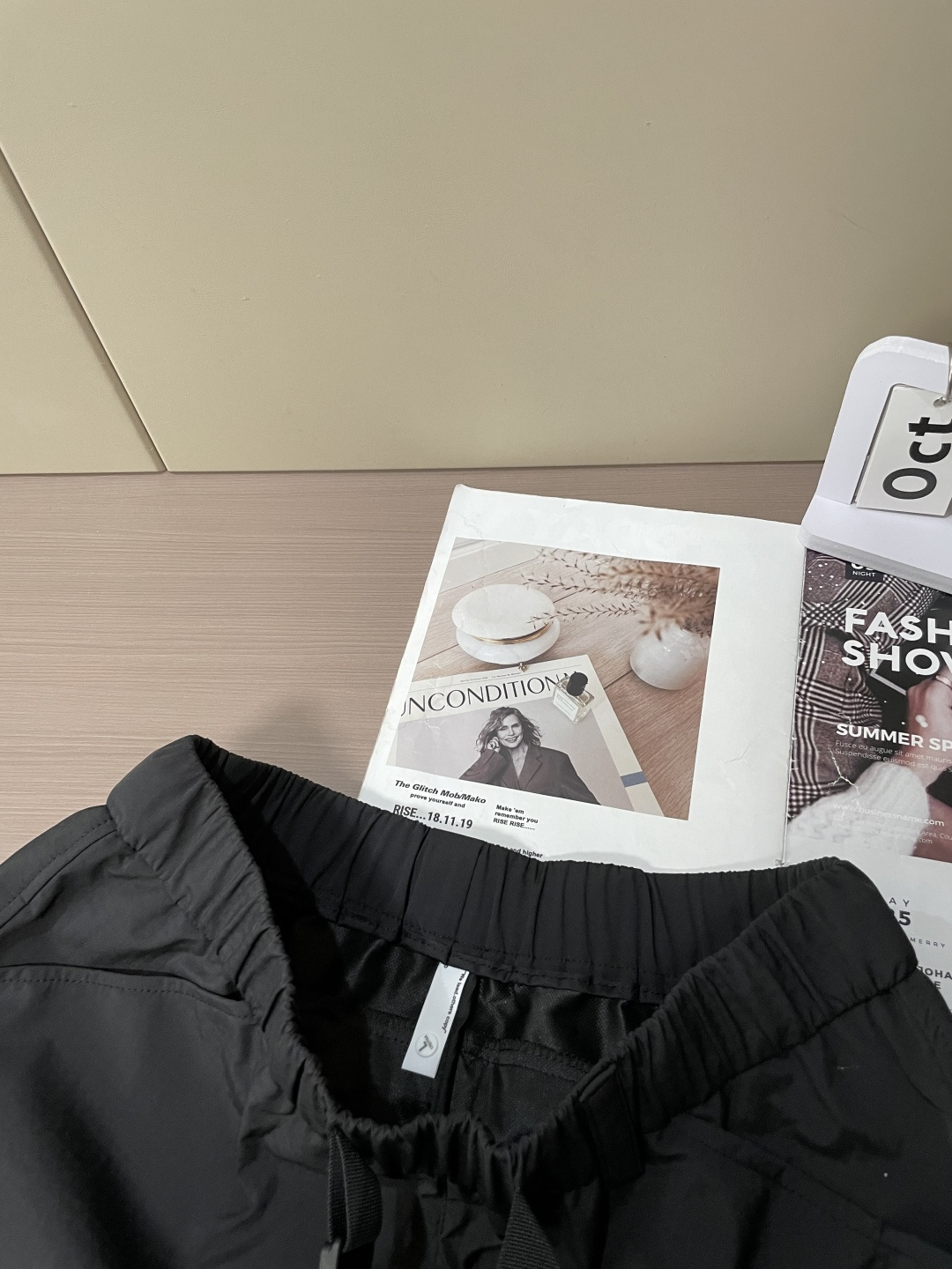 始祖鸟 最新工装裤 潮人必备 订制面料 柔软排汗，舒适度极高。上身非常舒爽，原版辅料细节。上身运动休闲时