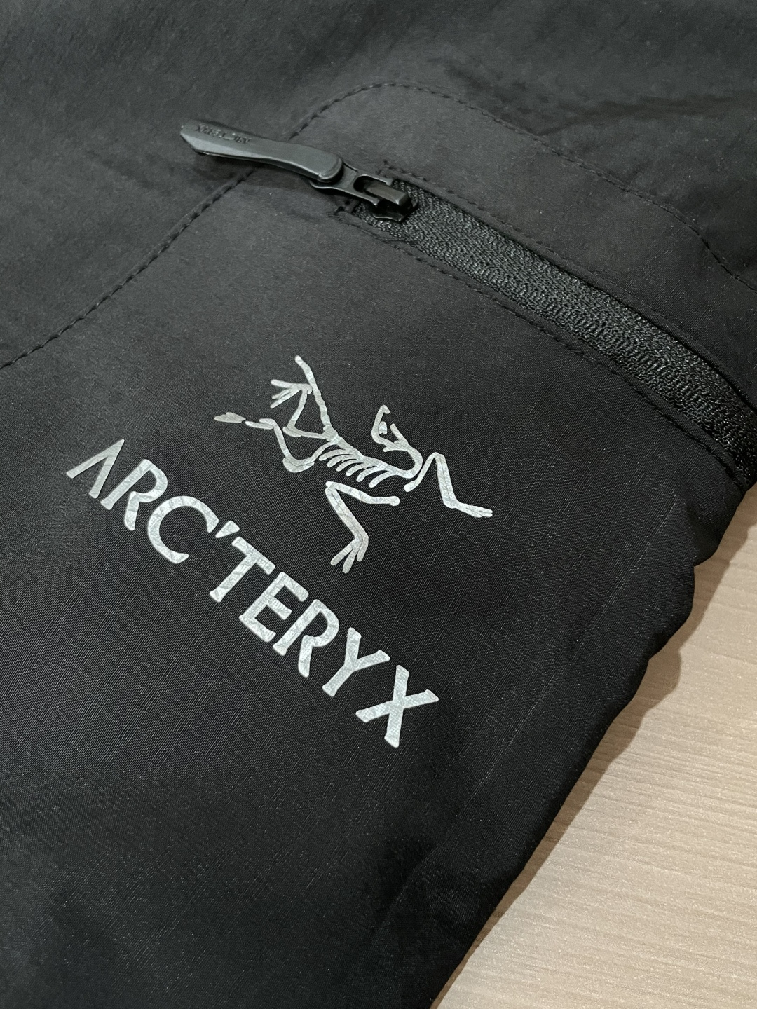 始祖鸟 最新工装裤 潮人必备 订制面料 柔软排汗，舒适度极高。上身非常舒爽，原版辅料细节。上身运动休闲时