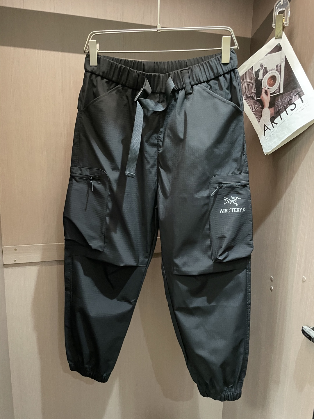 始祖鸟 最新工装裤 潮人必备 订制面料 柔软排汗，舒适度极高。上身非常舒爽，原版辅料细节。上身运动休闲时