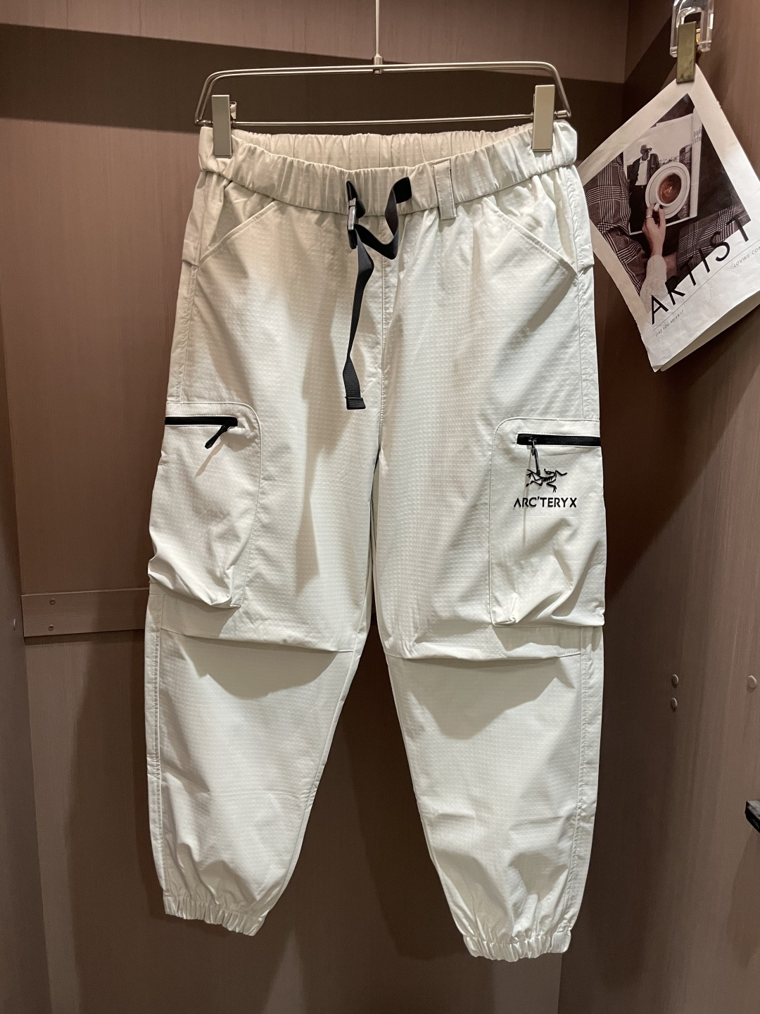 始祖鸟 最新工装裤 潮人必备 订制面料 柔软排汗，舒适度极高。上身非常舒爽，原版辅料细节。上身运动休闲时